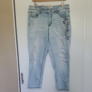 Faded Glory Light Blue Cropped Jeans with Floral Embroidery. Super Stretch